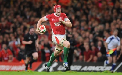 07.11.09 - Wales v New Zealand - Invesco Perpetual Series 2009 - Alun Wyn Jones of Wales gets clear. 