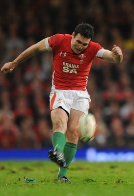 07.11.09 - Wales v New Zealand - Invesco Perpetual Series 2009 - Stephen Jones of Wales converts a penalty. 