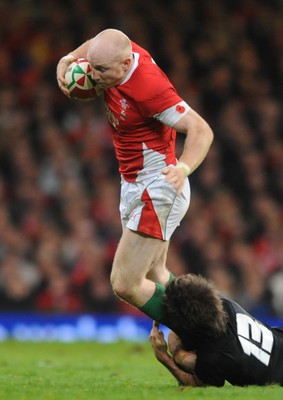 07.11.09 - Wales v New Zealand - Invesco Perpetual Series 2009 - Tom Shanklin of Wales takes on Conrad Smith of New Zealand. 
