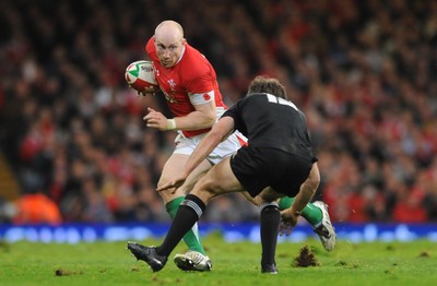 07.11.09 - Wales v New Zealand - Invesco Perpetual Series 2009 - Tom Shanklin of Wales takes on Conrad Smith of New Zealand. 