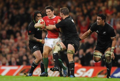 07.11.09 - Wales v New Zealand - Invesco Perpetual Series 2009 - James Hook of Wales takes on Richie McCaw of New Zealand. 