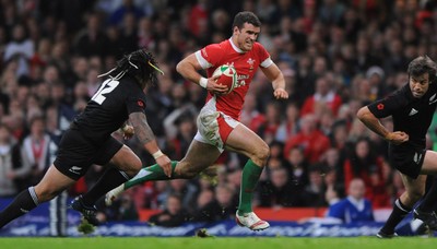 07.11.09 - Wales v New Zealand - Invesco Perpetual Series 2009 - Jamie Roberts of Wales takes on Ma'a Nonu of New Zealand. 