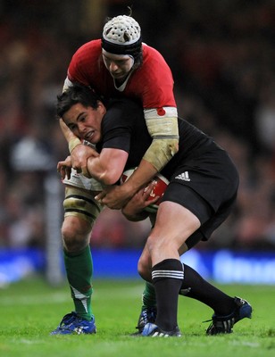 07.11.09 - Wales v New Zealand - Invesco Perpetual Series 2009 - Ryan Jones of Wales holds Zac Guildford of New Zealand. 
