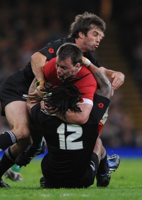 07.11.09 - Wales v New Zealand - Invesco Perpetual Series 2009 - Matthew Rees of Wales takes on Conrad Smith and Ma'a Nonu of New Zealand. 
