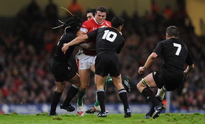 07.11.09 - Wales v New Zealand - Invesco Perpetual Series 2009 - Jamie Roberts of Wales takes on Ma'a Nonu and Dan Carter of New Zealand. 