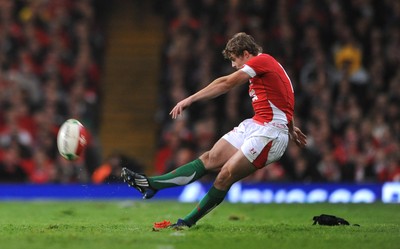 07.11.09 - Wales v New Zealand - Invesco Perpetual Series 2009 - Leigh Halfpenny of Wales. 