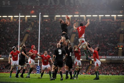 07.11.09 - Wales v New Zealand - Invesco Perpetual Series 2009 - Wales and New Zealand compete for line-out ball. 