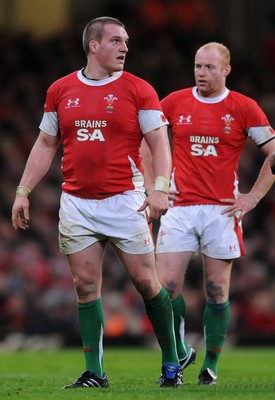 07.11.09 - Wales v New Zealand - Invesco Perpetual Series 2009 - Gethin Jenkins and Martyn Williams of Wales. 
