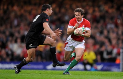 07.11.09 - Wales v New Zealand - Invesco Perpetual Series 2009 - Martin Roberts of Wales is tackled by Dan Carter. 