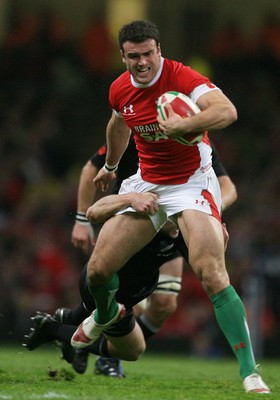 07.11.09  Wales v New Zealand... Wales Jamie Roberts tries to get past Brendon Leonard.. 