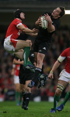 07.11.09  Wales v New Zealand... Wales Leigh Halfpenny and Zac Guildford go for high ball. 