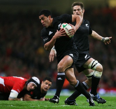 07.11.09  Wales v New Zealand... All Blacks Mils Muliaina sets off watched by l-r Ryan Jones, Dan Carter and Richie McCaw. 