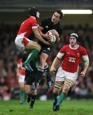07.11.09  Wales v New Zealand... Wales Leigh Halfpenny and Zac Guildford go for high ball. 