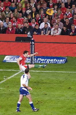 07.11.09 - Wales v New Zealand - Invesco Perpetual Series 2009 - Stephen Jones of Wales. 