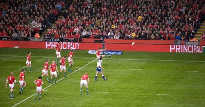 07.11.09 - Wales v New Zealand - Invesco Perpetual Series 2009 - Stephen Jones of Wales. 