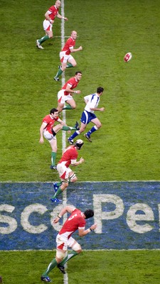 07.11.09 - Wales v New Zealand - Invesco Perpetual Series 2009 - Stephen Jones of Wales. 