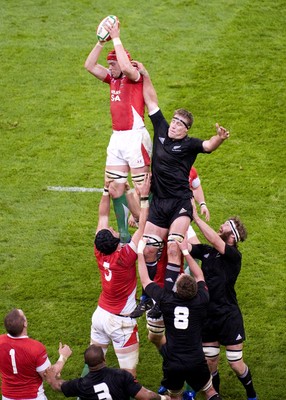 07.11.09 - Wales v New Zealand - Invesco Perpetual Series 2009 - Alun Wyn Jones of Wales. 