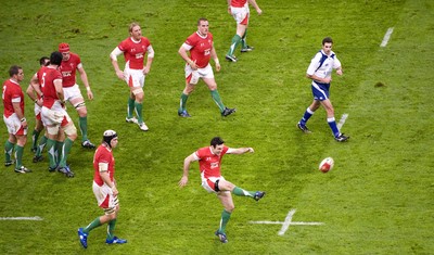 07.11.09 - Wales v New Zealand - Invesco Perpetual Series 2009 - Stephen Jones of Wales. 