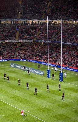 07.11.09 - Wales v New Zealand - Invesco Perpetual Series 2009 - Stephen Jones of Wales converts a penalty. 