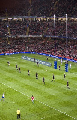 07.11.09 - Wales v New Zealand - Invesco Perpetual Series 2009 - Stephen Jones of Wales converts a penalty. 