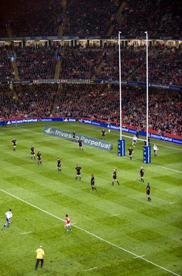 07.11.09 - Wales v New Zealand - Invesco Perpetual Series 2009 - Stephen Jones of Wales converts a penalty. 