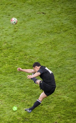 07.11.09 - Wales v New Zealand - Invesco Perpetual Series 2009 - Dan Carter of New Zealand. 