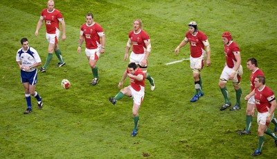 07.11.09 - Wales v New Zealand - Invesco Perpetual Series 2009 - Stephen Jones of Wales. 