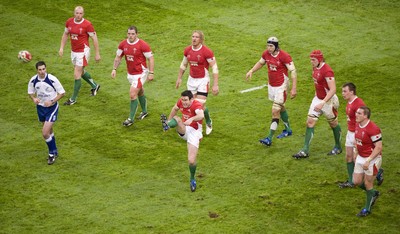 07.11.09 - Wales v New Zealand - Invesco Perpetual Series 2009 - Stephen Jones of Wales. 
