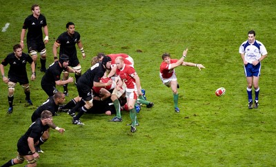 07.11.09 - Wales v New Zealand - Invesco Perpetual Series 2009 - Martin Roberts of Wales. 