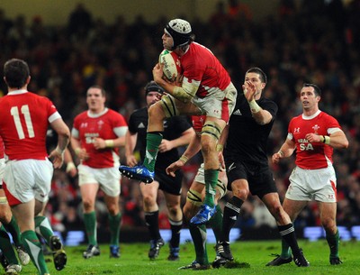 07.11.09 - Invesco Perpetual international Rugby, Wales v New Zealand Wales' Ryan Jones takes a high ball 
