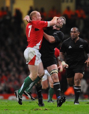 07.11.09 - Invesco Perpetual international Rugby, Wales v New Zealand Brad Thorn of New Zealand is challenged by Wales' Martyn Williams 