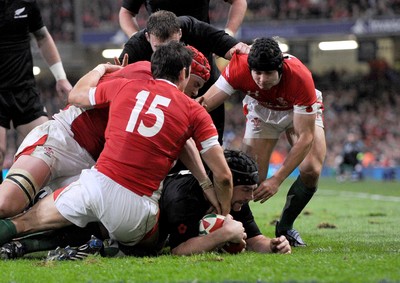 07.11.09 - Invesco Perpetual international Rugby, Wales v New Zealand Andrew Hore of New Zealand scores try 