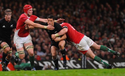 07.11.09 - Invesco Perpetual international Rugby, Wales v New Zealand Dan Carter of New Zealand is tackled by Wales' Alun Wyn Jones and Gethin Jenkins  