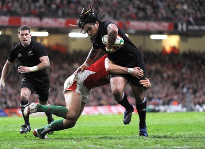 07.11.09 - Invesco Perpetual international Rugby, Wales v New Zealand Ma'a Nonu of New Zealand is tackled by Wales' Jamie Roberts 