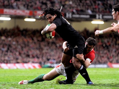 07.11.09 - Invesco Perpetual international Rugby, Wales v New Zealand Ma'a Nonu of New Zealand is tackled by Wales' Jamie Roberts 