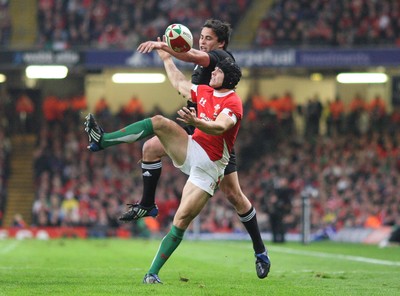 07.11.09... Wales v New Zealand, Invesco Perpetual Series Wales' Leigh Halfpenny looks to win the ball from Zac Guildford 