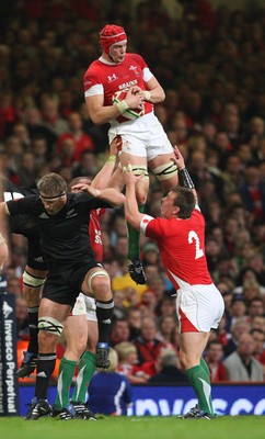 07.11.09... Wales v New Zealand, Invesco Perpetual Series Wales' Alun-Wyn Jones takes lineout ball 