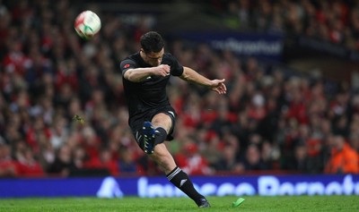 07.11.09... Wales v New Zealand, Invesco Perpetual Series New Zealands Dan Carter kicks penalty 