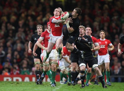 07.11.09... Wales v New Zealand, Invesco Perpetual Series Wales' Shane Williams and New Zealands Cory Jane compete for the ball 