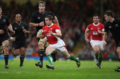 07.11.09... Wales v New Zealand, Invesco Perpetual Series Wales' Shane Williams sprints for the line 
