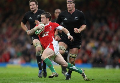 07.11.09... Wales v New Zealand, Invesco Perpetual Series Wales' Shane Williams sprints for the line 