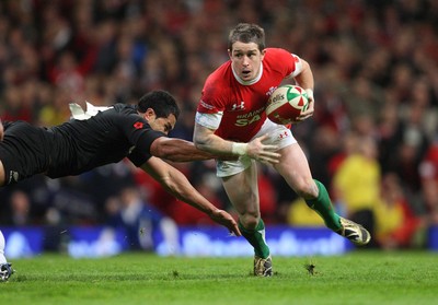 07.11.09... Wales v New Zealand, Invesco Perpetual Series Wales' Shane Williams is tackled by Mils Muliaina 