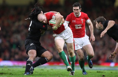 07.11.09... Wales v New Zealand, Invesco Perpetual Series Wales' Tom Shanklin is tackled by Ma'a Nonu 