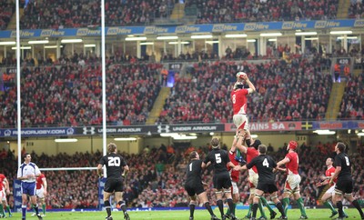 07.11.09... Wales v New Zealand, Invesco Perpetual Series Wales' Ryan Jones claims lineout ball 