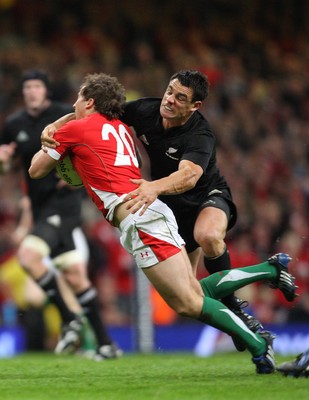 07.11.09... Wales v New Zealand, Invesco Perpetual Series 2009 -  Wales' Martin Roberts is tackled by Dan Carter 