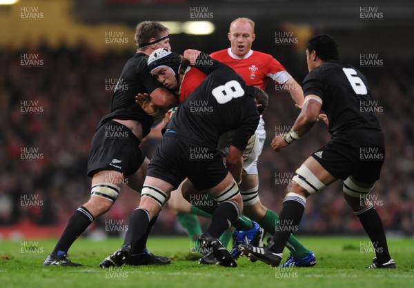 07.11.09 - Wales v New Zealand - Invesco Perpetual Series 2009 - Ryan Jones of Wales takes on Kieran Read of New Zealand. 