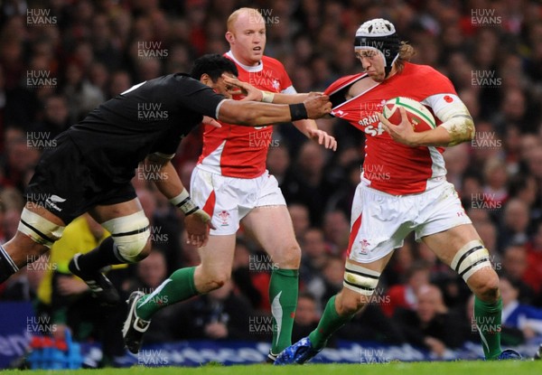 07.11.09 - Wales v New Zealand - Invesco Perpetual Series 2009 - Ryan Jones of Wales takes on the All Blacks defence. 