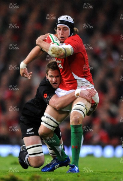 07.11.09 - Wales v New Zealand - Invesco Perpetual Series 2009 - Ryan Jones of Wales takes on Kieran Read of New Zealand. 