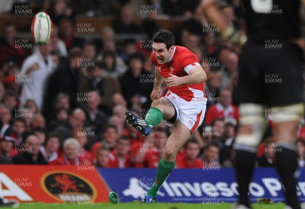 07.11.09 - Wales v New Zealand - Invesco Perpetual Series 2009 - Stephen Jones of Wales converts a penalty. 