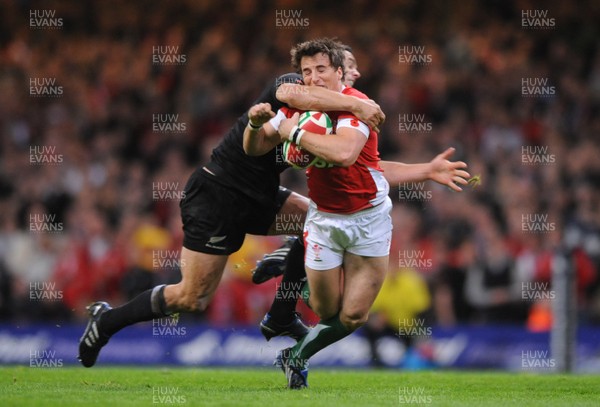 07.11.09 - Wales v New Zealand - Invesco Perpetual Series 2009 - Martin Roberts of Wales is tackled by Dan Carter. 